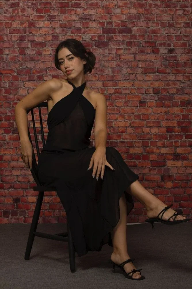 Vestido Noir Halter · caída de la falda